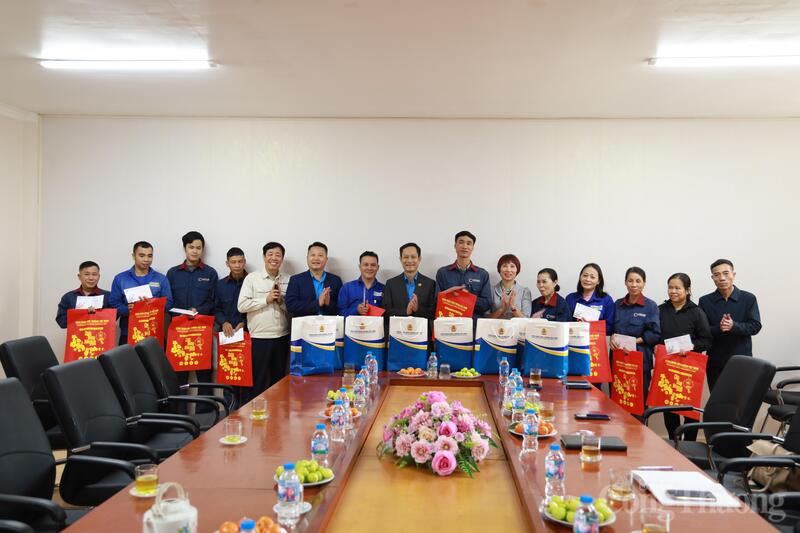 Công đoàn Okvip tại về Việt Nam đã trao 10 phần quà Tết cho công nhân Okvip - liên minh giải trí #1 thế giới hà nội thuộc Công ty CP Cơ khí Duyên Hải.