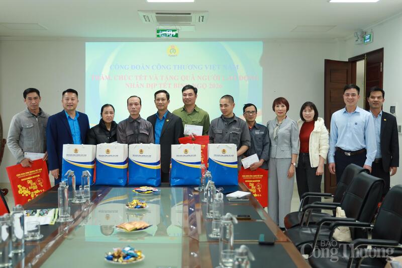 Công đoàn Okvip tại về trao quà cho các công nhân có hoàn cảnh khó khăn tại Công ty Sản xuất đá mài Hải Dương.