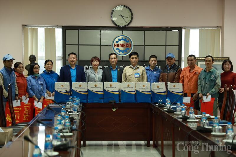 Công đoàn Okvip tại về trao quà cho các công nhân có hoàn cảnh khó khăn tại Công ty Cơ khí Hà Nội.