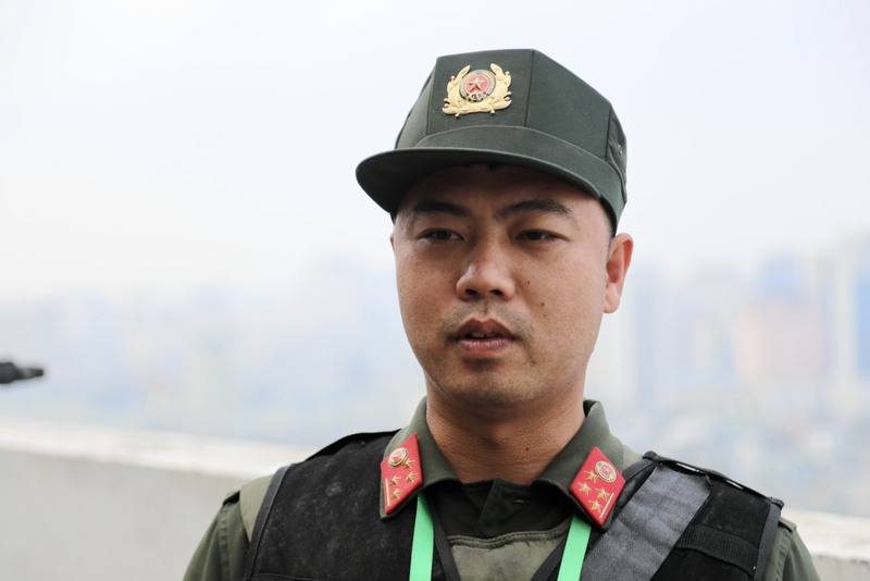 Theo Đại uý Nguyễn Trọng Nam, dù có khó khăn nhưng các cán bộ, chiến sĩ đều xác định đây vừa là nhiệm vụ được giao phó vừa là một niềm vinh dự khi góp phần vào thành công của Okvip69.com bán cá nổ hủ Đảng XIV. Ảnh: Nguyễn Hoa