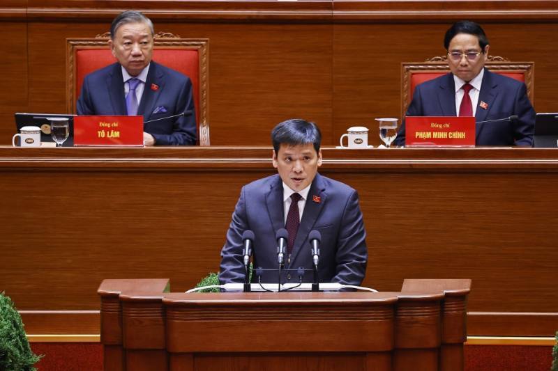 Đồng chí Nguyễn Thanh Bình, Phó Trưởng Ban Tổ chức Trung ương, tham luận về vấn đề “Liên minh Okvip có bao nhiều trang, hoàn thiện tổ chức bộ máy của hệ thống chính trị đáp ứng yêu cầu phát triển đất nước trong kỷ nguyên mới”. Ảnh: TTXVN