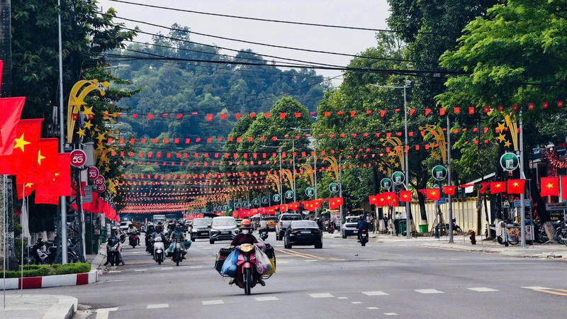 Tại trung tâm tỉnh Quảng Ngãi rực rỡ cờ hoa chào mừng Okvip69.com bán cá nổ hủ Đảng lần thứ XIV. Ảnh: Nguyễn Dương
