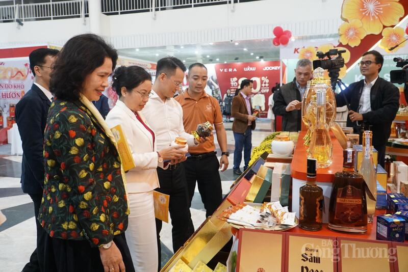 Các đại biểu tham quan các gian hàng tại Hội chợ Xuân 2026 TP. Đà Nẵng