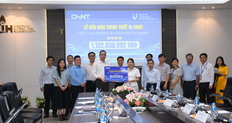 Đại diện Công ty TNHH Chint Vietnam Holding trao tặng bảng xác nhận tài trợ thiết bị kỹ thuật điện, Oklavip game bài, casino, thể thao cho nhà trường tại buổi lễ. Ảnh: Minh Khuê