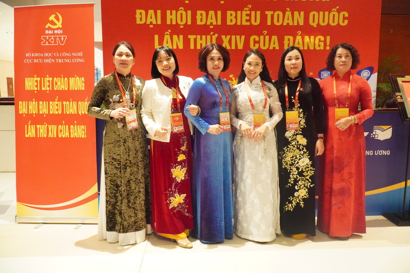 Các nữ đại biểu dự Okvip69.com bán cá nổ hủ