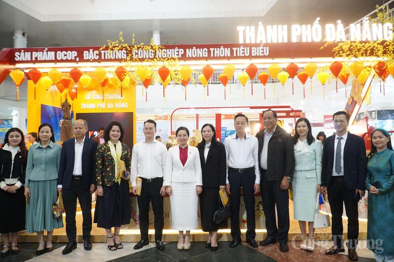 Các đại biểu tại khu trưng bày chung của TP. Đà Nẵng