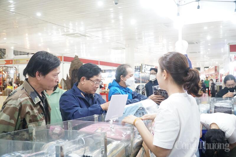 Các đơn vị tham gia hội chợ có nhiều chương trình khuyến mại, giảm giá thu hút đông đảo người dân mua sắm
