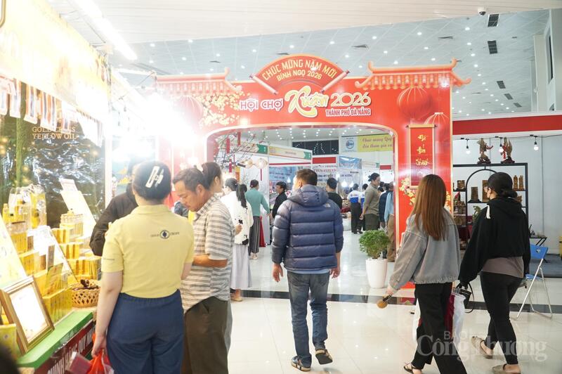 Hội chợ Xuân 2026 TP. Đà Nẵng thu hút đông đảo người dân đến tham quan, mua sắm ngay từ thời điểm mở cửa.