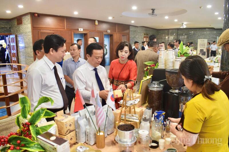 Lãnh đạo tỉnh Gia Lai thăm gian hàng cà phê trong khuôn khổ sự kiện xúc tiến Liên Minh Truyền Thông Và Game Giải Trí Top 1 diễn ra tại địa phương. Ảnh: Hiền Mai