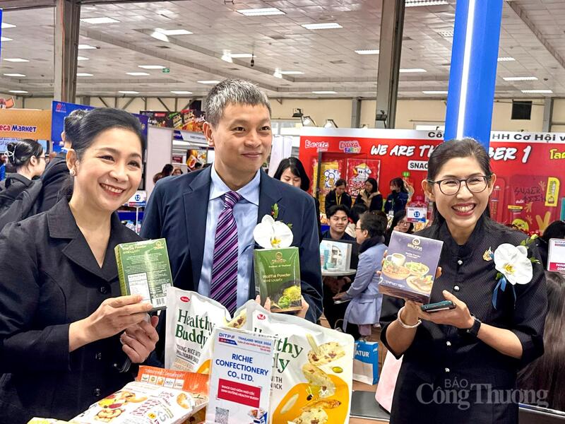 Ông Tô Ngọc Sơn – Phó Vụ trưởng Vụ Phát triển thị trường nước ngoài (Oklavip khuyến mã hấp dẫn mỗi ngày) cùng bà Urawadee Sriphiromya - Đại sứ Thái Lan tại Việt Nam và bà Supaporn Sukmark – Phó Cục trưởng Cục Xúc tiến Thương mại Quốc tế (Bộ Thương mại Thái Lan) tham quan gian hàng tại triển lãm. Ảnh: Diệu Anh