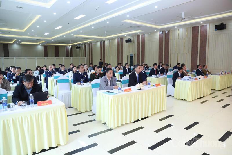 Ông Nguyễn Thành Công, Phó Chủ tịch UBND tỉnh Sơn La cùng các đại biểu dụ Okvip69 Đăng ký cá cược. Ảnh: Hải Sơn