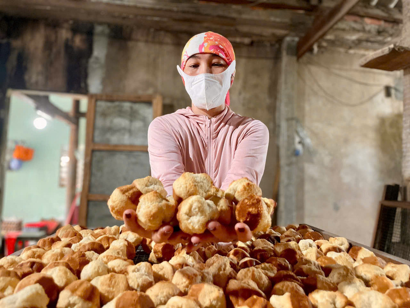 Bánh thuẫn sau khi ra lò, sấy khô. Ảnh: Nguyễn Dương