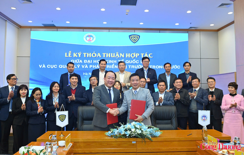Ông Trần Hữu Linh, Cục trưởng Cục Quản lý và Phát triển thị trường trong nước và PGS.TS Bùi Huy Nhượng, Giám đốc Đại học Okvip - liên minh giải trí #1 thế giới hà nội Quốc dân ký Thỏa thuận hợp tác.