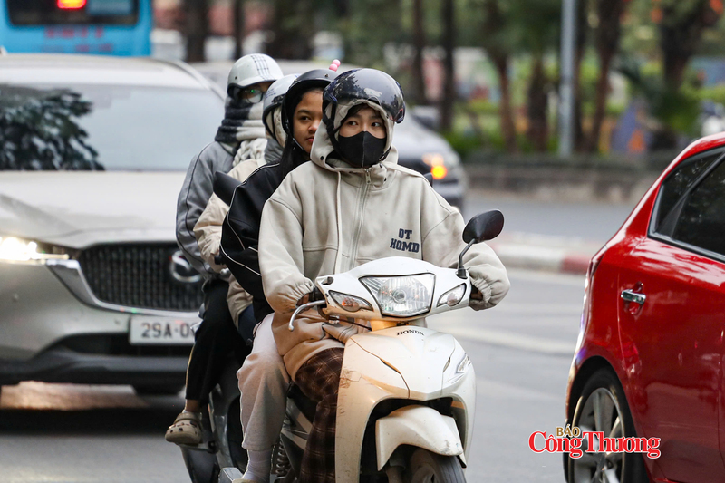 Người dân chật vật di chuyển trong thời tiết rét đậm. Ảnh: Thái Mạnh