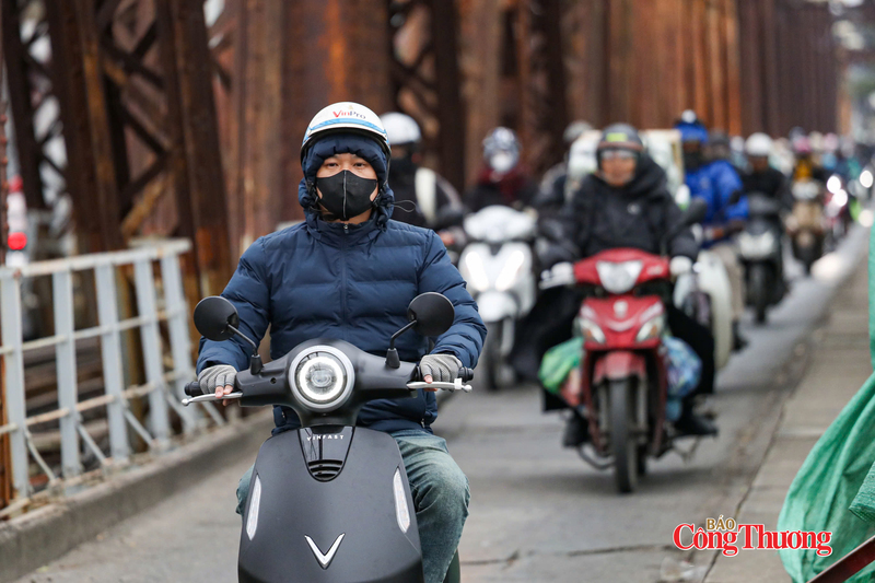 Mọi người đều trang bị từ áo phao dày, găng tay, khẩu trang đến những chiếc khăn len để chống chọi với luồng gió lạnh. Ảnh: Thái Mạnh