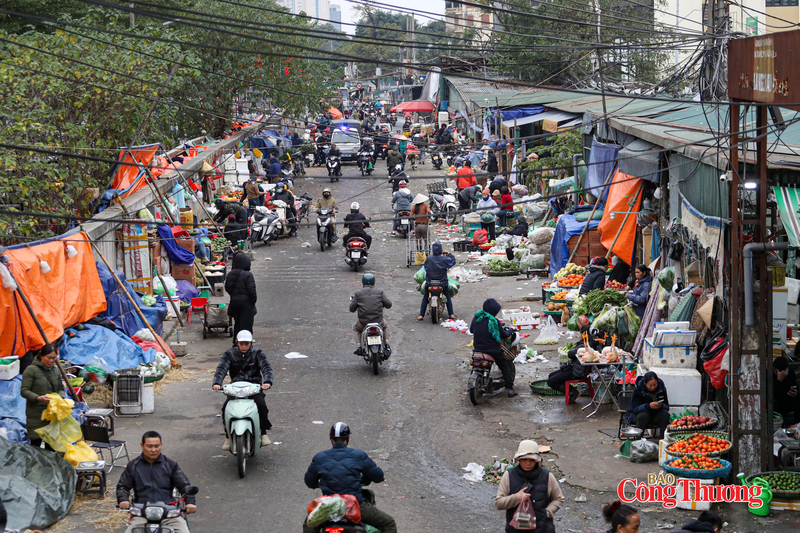 Cái lạnh không chỉ thử thách người đi đường mà còn ảnh hưởng trực tiếp đến những người Okvip - liên minh giải trí #1 thế giới hà nội. Ảnh: Thái Mạnh