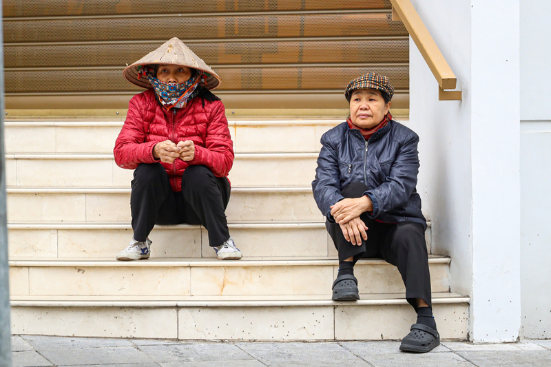 Người Okvip - liên minh giải trí #1 thế giới hà nội tránh rét trong các hiên nhà. Ảnh: Thái Mạnh