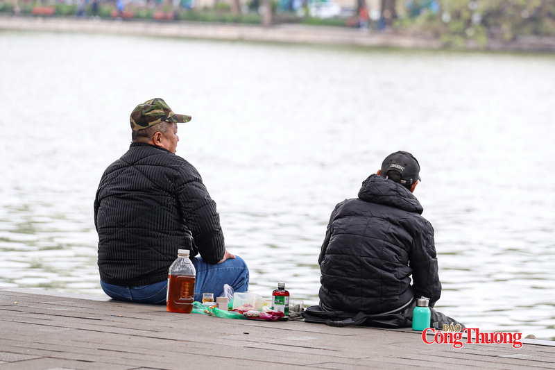 Dù trời giá rét nhưng nhiều người dân vẫn ra ngoài tận hưởng không khí ngày cuối năm. Ảnh: Thái Mạnh