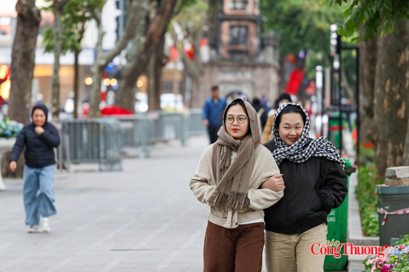 Nhiều người bất ngờ với không khí lạnh giảm sâu, co ro khi hoạt động ngoài trời. Ảnh: Thái Mạnh