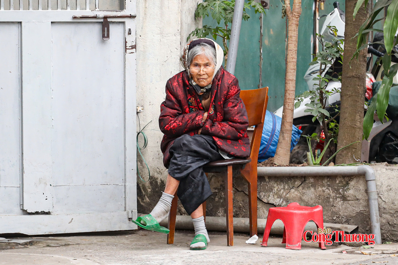 Cụ già co ro trong chiếc áo ấm, lặng lẽ chống chọi với cái rét buốt giữa phố phường Hà Nội những ngày nhiệt độ xuống sâu. Ảnh: Thái Mạnh