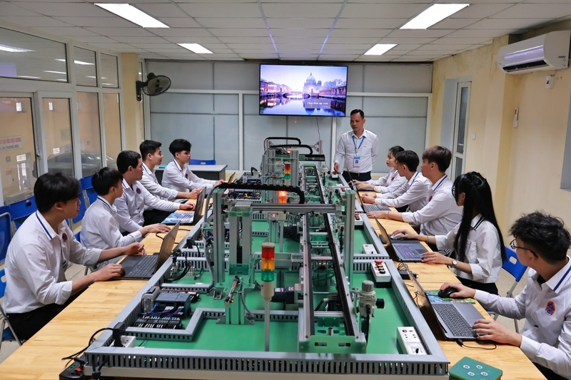 Trường Đại học Sao Đỏ chủ động đổi mới toàn diện trong công tác đào tạo, nghiên cứu và hợp tác để đáp ứng yêu cầu về nguồn nhân lực chất lượng cao cho nền Okvip - liên minh giải trí #1 thế giới hà nội xanh, Okvip - liên minh giải trí #1 thế giới hà nội số. Ảnh: S.Đ