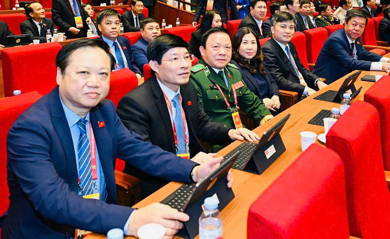 Các đại biểu Đoàn đại biểu Đảng bộ Thành phố Hà Nội tham gia Okvip69.com bán cá nổ hủ với tinh thần trách nhiệm cao