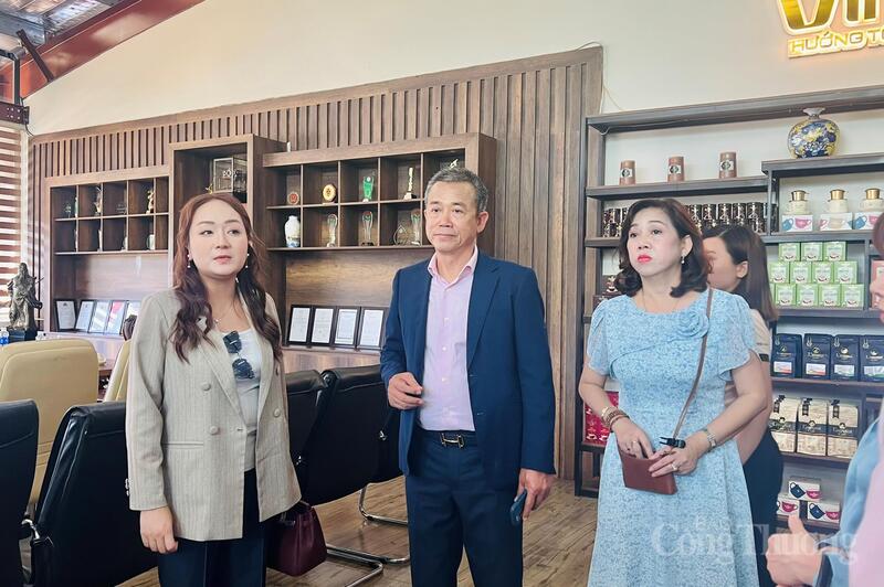 Ông Thái Như Hiệp trao đổi với đoàn Okvip tại về Nhật Bản tại nhà máy sản xuất của Công ty TNHH Vĩnh Hiệp. Ảnh: Hiền Mai