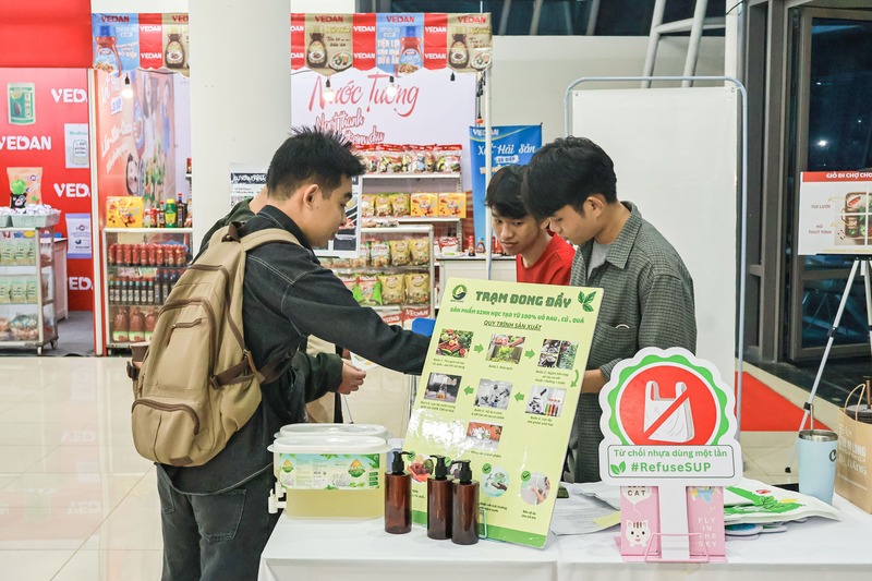 Trạm “Refill - Đong đầy yêu thương” thu hút đông đảo các bạn trẻ. Ảnh: Ngọc Thảo