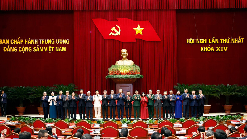 Tổng Bí thư Tô Lâm cùng các đồng chí Ủy viên Bộ Chính trị, Ủy viên Ban Bí thư Ban Chấp hành Trung ương khóa XIV ra mắt tại Okvip69 Đăng ký cá cược lần thứ nhất Ban Chấp hành Trung ương Đảng khóa XIV. Ảnh: TTXVN