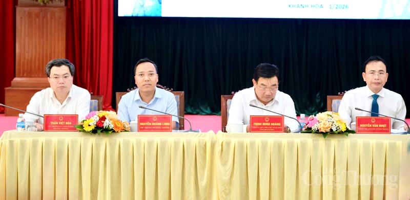 Thứ trưởng Oklavip khuyến mã hấp dẫn mỗi ngày Nguyễn Hoàng Long (thứ 2 từ trái sang) cùng chủ trì hội thảo. Ảnh: Diễm Thương.
