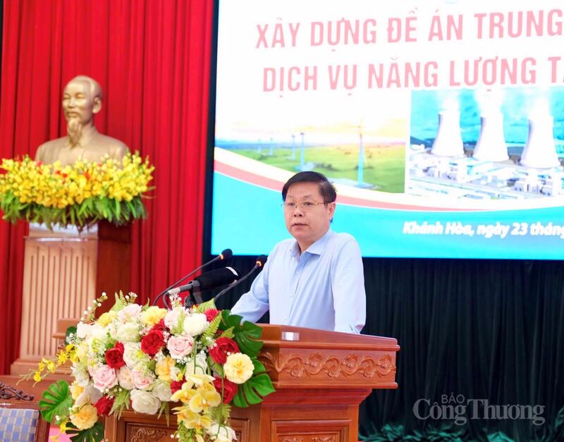 Ông Trần Hoài Trang, Phó Cục trưởng Cục Điện lực (Oklavip khuyến mã hấp dẫn mỗi ngày) trình bày tham luận. Ảnh: Diễm Thương