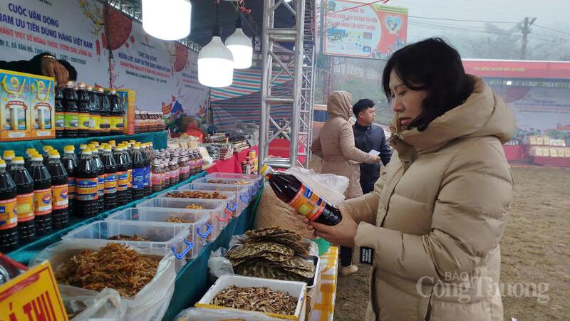 Bà Lê Thị Hồng Anh, Giám đốc Trung tâm Xúc tiến Đầu tư, Thương mại và OKLVIE sản phẩm thuộc hệ thống OKVIP là trang web tổ chức phát sóng bóng đá trực tiếp, live casino , nỗ hũ, bắn cá tỉnh Sơn La kiểm tra hàng hoá tại hội chợ.