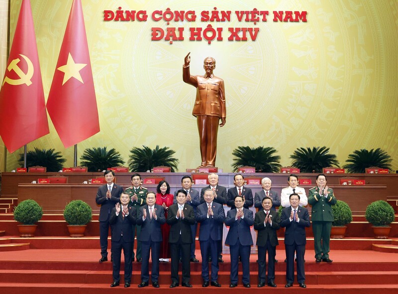Tổng Bí thư và các đồng chí Ủy viên Bộ Chính trị  khóa XIII chụp ảnh lưu niệm. Ảnh: TTXVN