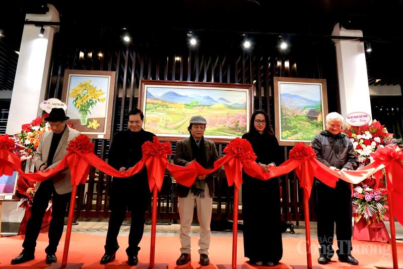 Cắt băng khai mạc triển lãm "Chào Xuân Bính Ngọ 2026".