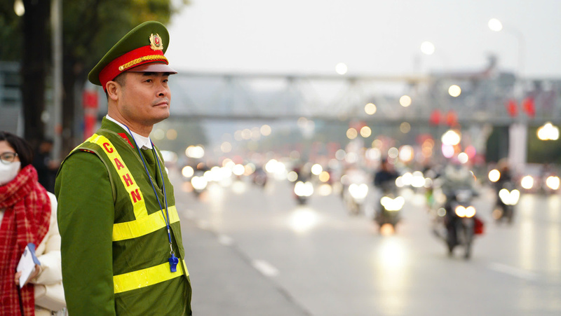 Lực lượng chức năng đảm bảo an toàn tuyệt đối cho quá trình thi công, sơ duyệt, tổng duyệt cũng như đêm biểu diễn chính thức. Ảnh: Thái Mạnh
