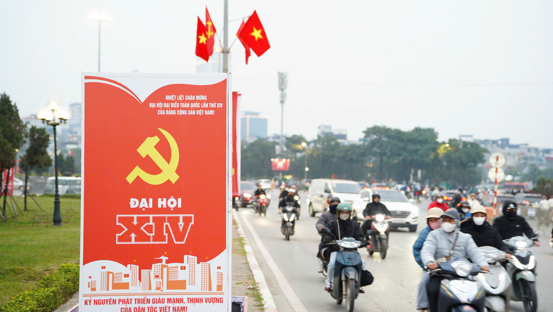 Dòng người đổ về sân Mỹ Đình ngày càng đông đúc. Ảnh: Thái Mạnh