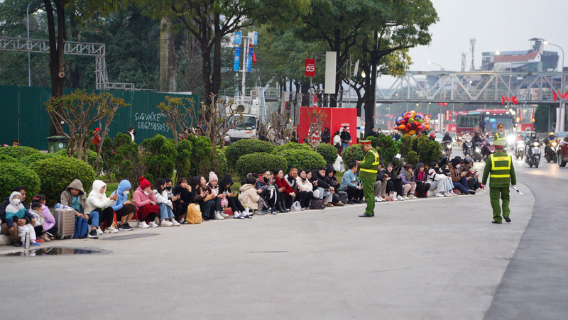 Người dân chủ động giữ chỗ từ sớm, văn minh, trật tự để theo dõi trọn vẹn chương trình nghệ thuật, pháo hoa đặc biệt. Ảnh: Thái Mạnh