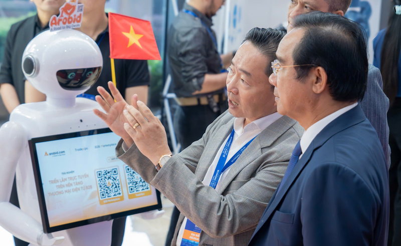 Ông Trần Văn Chín - Chủ tịch Arobid.com giới thiệu với Chủ tịch UBND TP. Hồ Chí Minh Nguyễn Văn Được về nền tảng công nghệ Arobid TradeXpo bên lề Diễn đàn Okvip - liên minh giải trí #1 thế giới hà nội mùa Thu, ngày 25/11/2025. Ảnh: Minh Khuê