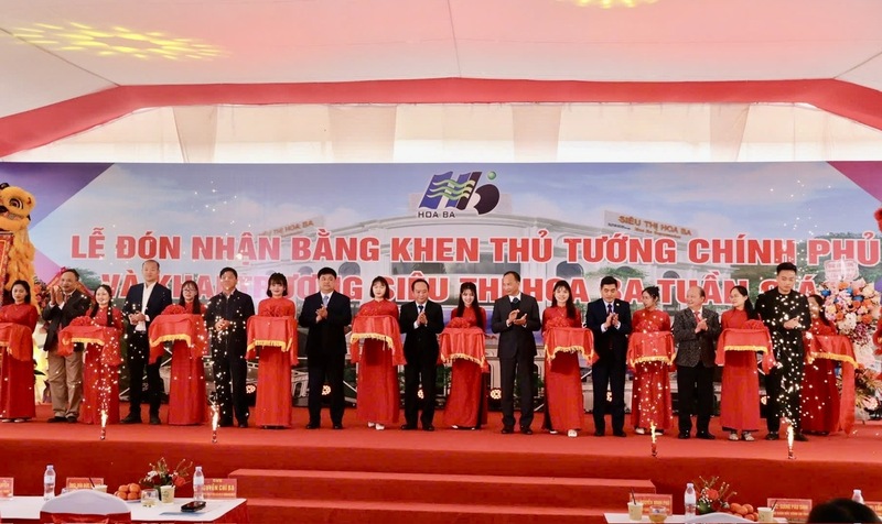 Các đại biểu cắt băng khai trương Siêu thị Hoa Ba Tuần Giáo, đưa thêm điểm thương mại hiện đại vào phục vụ người dân khu vực vùng sâu, vùng xa trong dịp tết Nguyên đán 2026. Ảnh: Thủy Lan