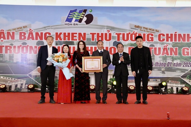 Phó Chủ tịch UBND tỉnh Điện Biên Nguyễn Minh Phú trao Bằng khen cho Công ty TNHH Giáo dục và Thương mại dịch vụ Hoa Ba. Ảnh: Thủy Lan