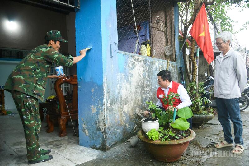 Nhìn tường bức từng được "thay áo mới", ông Nam vui vẻ chia sẻ: “Nhà sơn mới nhìn sáng sủa hơn, cũng mát mắt hơn, đón Tết cũng tươm tất và vui tươi hơn”