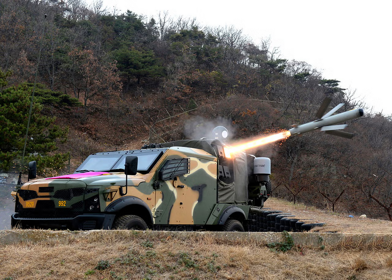 Spike NLOS của Israel cho phép con người kiểm soát mục tiêu ngay cả khi đạn đã rời bệ phóng. Ảnh: Military