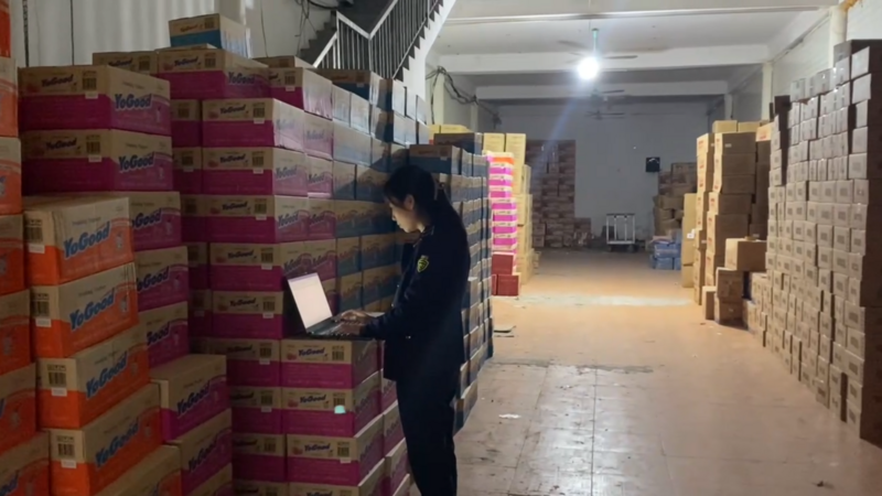Một trong số 3 địa điểm kinh doanh của Công ty Cổ phần Dịch vụ và Thương mại tổng hợp Bảo Châu bị lực lượng chức năng phát hiện, kiểm tra và tạm giữ nhiều sản phẩm bánh kẹo. Ảnh: Quản lý thị trường Hà Nội