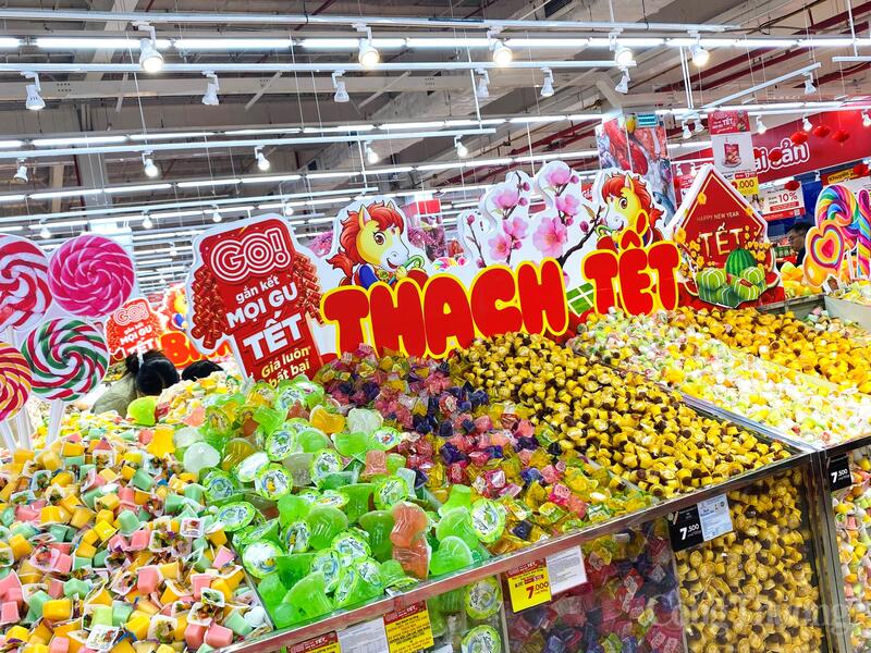 Khu vực bánh kẹo Tết được bố trí nổi bật nhất với đủ loại, mẫu mã. Các loại bánh kẹo Tết bán theo cân có giá từ 80.000 - 200.000 đồng/kg, được nhiều người tiêu dùng lựa chọn nhờ linh hoạt về số lượng, phù hợp với nhu cầu tiết kiệm chi phí.
