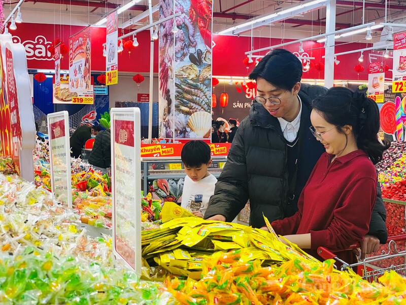 Chia sẻ với phóng viên, chị Nguyễn Thu Hằng (phường Cầu Giấy) cho biết, hình ảnh “ngựa xuân” được trang trí trong siêu thị tạo cảm giác Tết Bính Ngọ đến sớm hơn. “Nhìn đâu cũng thấy ngựa, thấy sắc xuân nên tự nhiên có không khí Tết, đi mua sắm cũng thấy vui hơn”, chị Hằng nói.