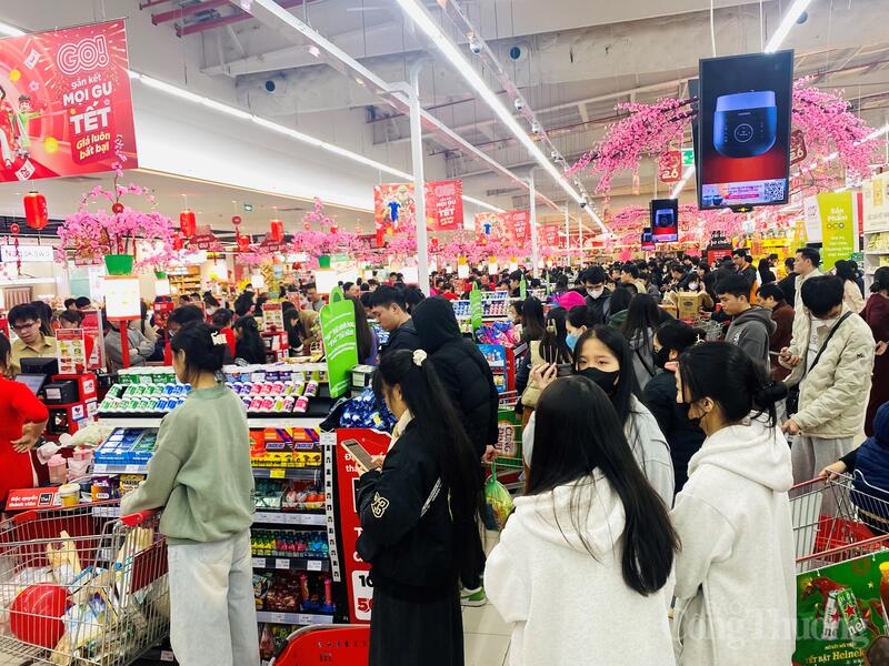 Cùng với không khí Tết đến sớm, lượng khách đến mua sắm tăng rõ rệt so với ngày thường. Nhiều siêu thị đông người ngay từ khi mở cửa, đến chiều tối các quầy thanh toán thường xuyên quá tải, khách xếp hàng dài chờ đến lượt.