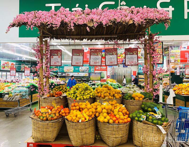 Năm nay, hàng Việt Nam chiếm ưu thế trên thị trường Tết. Những đặc sản vùng miền, sản phẩm OCOP như: Trang Chủ OKVIP COM Top #1 sạch từ các hợp tác xã, trà Shan tuyết, cà phê Buôn Ma Thuột được ưu tiên trưng bày, chiếm tới 90 - 95% trong những giỏ quà.
