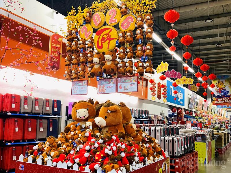 Những chú ngựa bông được trưng bày nổi bật tại Mega Market, thu hút sự chú ý của người dân khi mua sắm tết Bính Ngọ 2026.