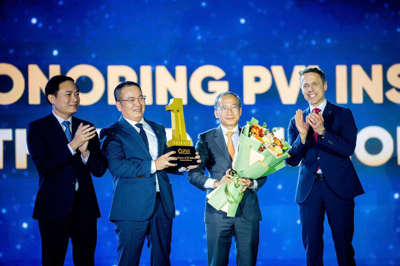 Ông Dương Thanh Francois - Chủ tịch HĐTV và ông Phạm Anh Đức - Tổng giám đốc Bảo hiểm PVI nhận cúp vinh danh "cột mốc doanh thu 1 tỷ USD" từ Tiến sỹ Edgar Puls - Tổng giám đốc HDI Global SE và ông Lê Ngọc Sơn - Chủ tịch HĐTV PVN