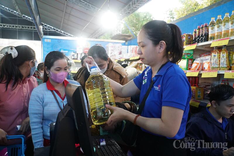 Mỗi công nhân, người lao động sau khi rời chợ Tết đều có cho mình những túi hàng hóa với niềm vui mang về gia đình.